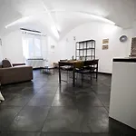 IN PIAZZA DELL\'AGNELLO - GenovaInRelax